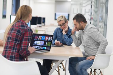 başlangıç iş takım modern ofis toplantıda üzerinde