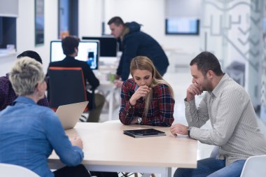 başlangıç iş takım modern ofis toplantıda üzerinde