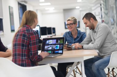 başlangıç iş takım modern ofis toplantıda üzerinde