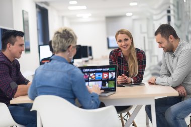 başlangıç iş takım modern ofis toplantıda üzerinde
