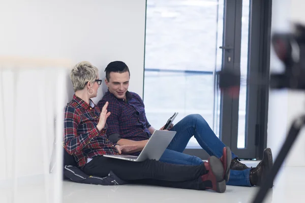 Démarrage d'entreprise, couple travaillant sur ordinateur portable au bureau — Photo