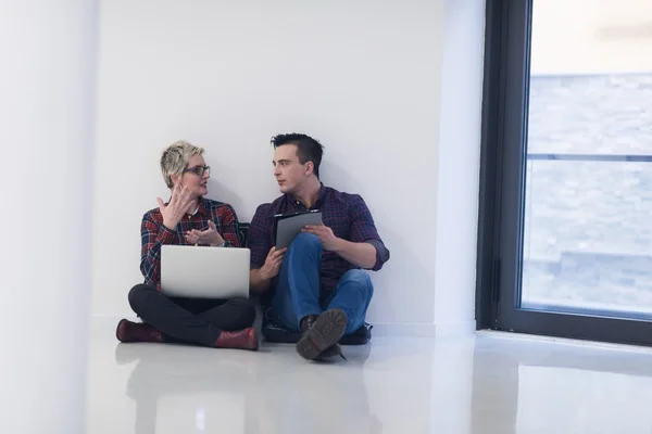 Negócio de inicialização, casal trabalhando no computador portátil no escritório — Fotografia de Stock