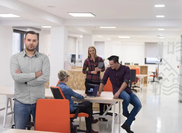 Startup business, portrait d'homme d'affaires au bureau moderne, team br — Photo