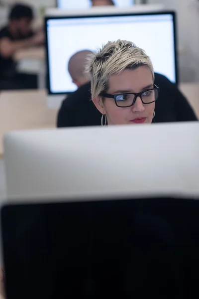 Startup business, donna che lavora sul computer desktop — Foto Stock