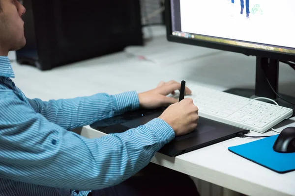 Fotoredakteur an seinem Schreibtisch — Stockfoto