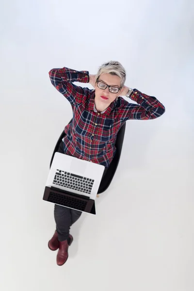 Vue du dessus de la jeune femme d'affaires travaillant sur ordinateur portable — Photo
