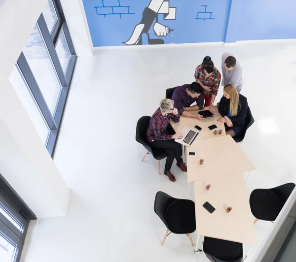 Вид с воздуха на группу деловых людей на заседании — стоковое фото