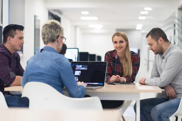 Equipe de negócios de inicialização em reunião no escritório moderno — Fotografia de Stock