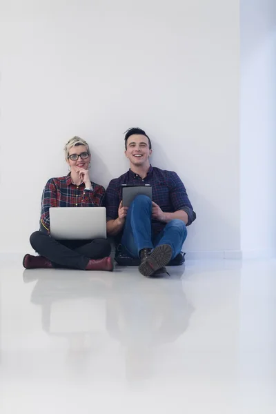 Démarrage d'entreprise, couple travaillant sur ordinateur portable au bureau — Photo