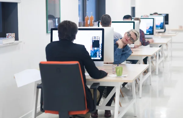 Negócio de inicialização, mulher trabalhando no computador desktop — Fotografia de Stock