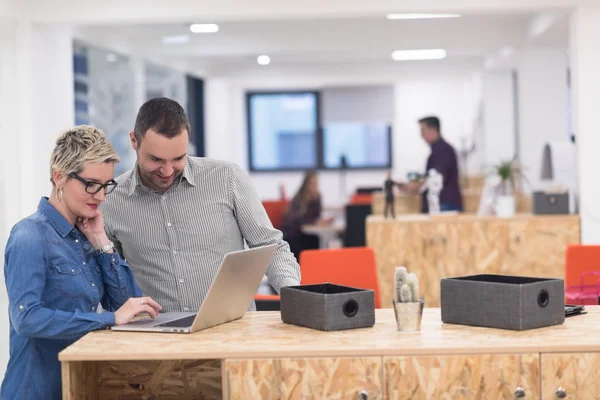 Equipo de negocios de inicio en la reunión en la oficina moderna — Foto de Stock