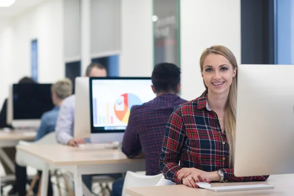 Negócio de inicialização, mulher trabalhando no computador desktop — Fotografia de Stock