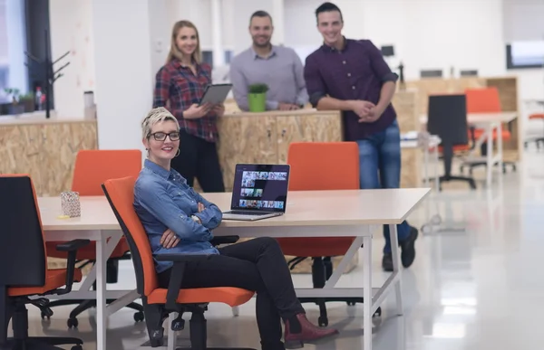 Retrato de grupo de gente de negocios en la oficina moderna — Foto de Stock