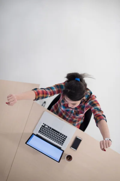 Vista superior da jovem mulher de negócios que trabalha no laptop — Fotografia de Stock