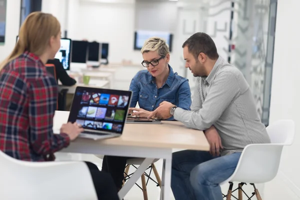 Opstarten bedrijf team op de bijeenkomst in moderne kantoren — Stockfoto