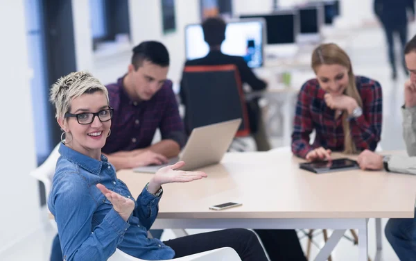 Équipe d'affaires de démarrage sur la réunion au bureau moderne — Photo