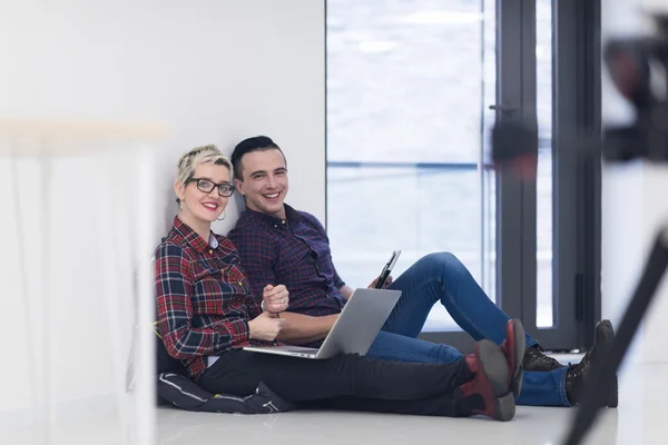 Démarrage d'entreprise, couple travaillant sur ordinateur portable au bureau — Photo