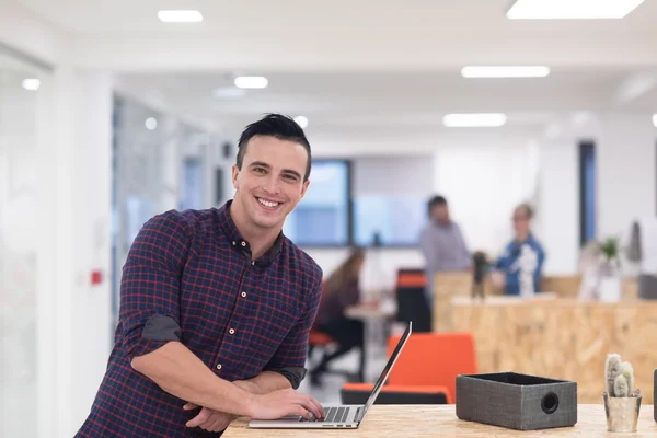 Startup business, retrato de hombre joven en la oficina moderna —  Fotos de Stock