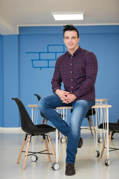 Jonge opstarten business man portret op moderne kantoor — Stockfoto
