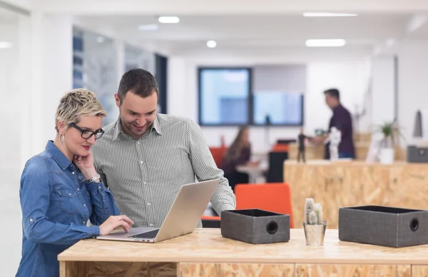 Équipe d'affaires de démarrage sur la réunion au bureau moderne — Photo