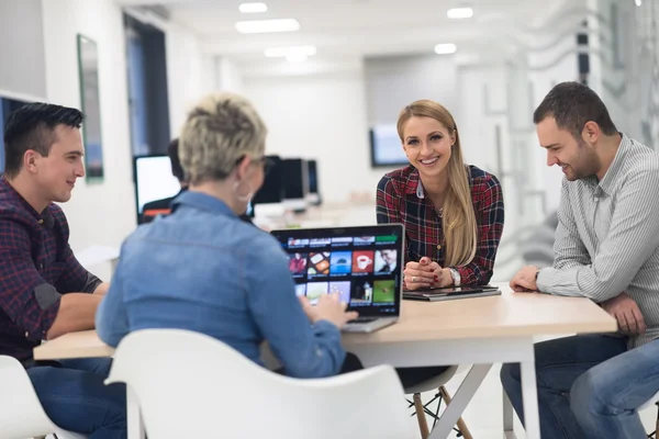 Opstarten bedrijf team op de bijeenkomst in moderne kantoren — Stockfoto