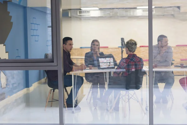 Opstarten bedrijf team op de bijeenkomst in moderne kantoren — Stockfoto