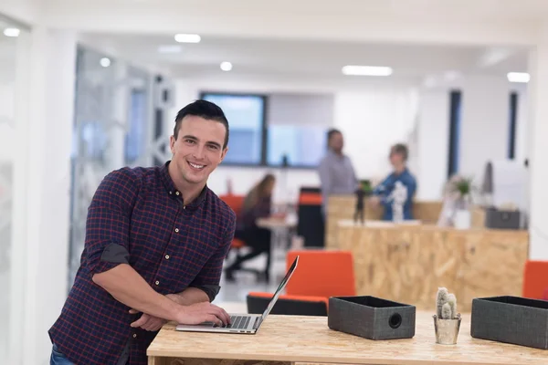 Startup business, retrato de hombre joven en la oficina moderna —  Fotos de Stock