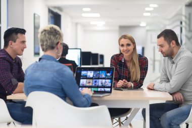 başlangıç iş takım modern ofis toplantıda üzerinde