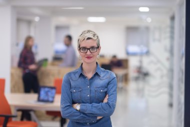 genç iş kadını ofiste portresi