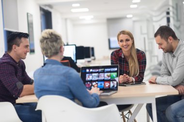 başlangıç iş takım modern ofis toplantıda üzerinde