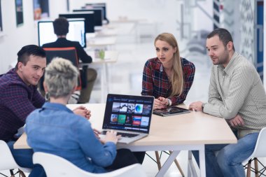 başlangıç iş takım modern ofis toplantıda üzerinde
