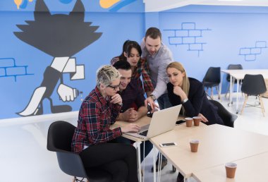 başlangıç iş takım modern ofis toplantıda üzerinde