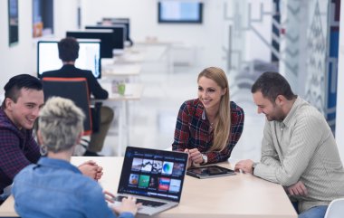 başlangıç iş takım modern ofis toplantıda üzerinde