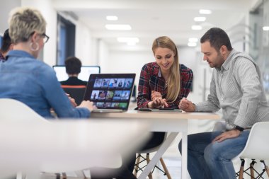 başlangıç iş takım modern ofis toplantıda üzerinde