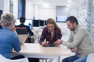 başlangıç iş takım modern ofis toplantıda üzerinde