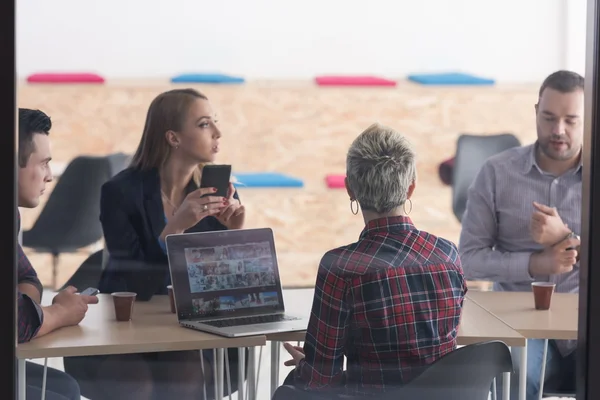 Equipo de negocios de inicio en la reunión en la oficina moderna — Foto de Stock