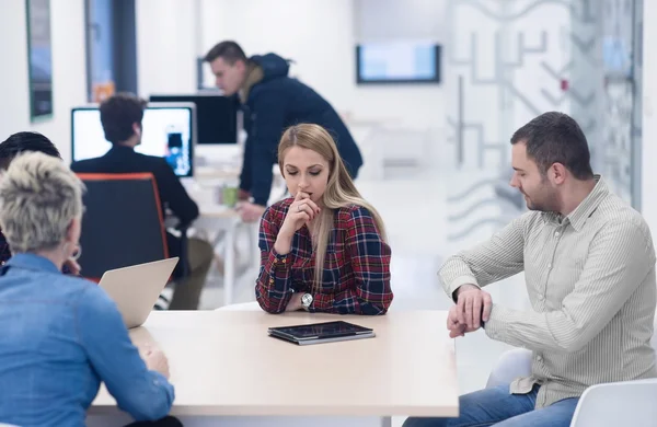 Equipo de negocios de inicio en la reunión en la oficina moderna — Foto de Stock