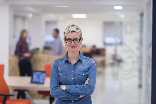 Retrato de una joven mujer de negocios en la oficina — Foto de Stock