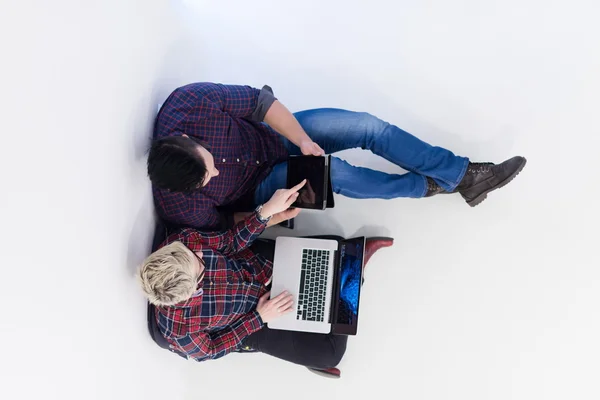 Vista superior do casal que trabalha no computador portátil no escritório de inicialização — Fotografia de Stock