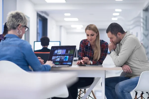 Equipo de negocios de inicio en la reunión en la oficina moderna — Foto de Stock