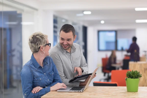 Startup business team in riunione presso l'ufficio moderno — Foto Stock