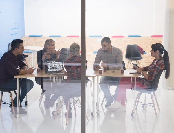 Başlangıç iş takım modern ofis toplantıda üzerinde — Stok fotoğraf