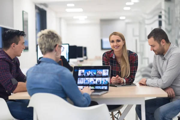 Opstarten bedrijf team op de bijeenkomst in moderne kantoren — Stockfoto