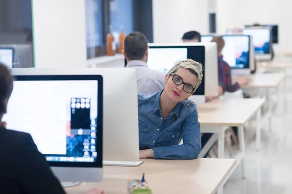 Negócio de inicialização, mulher trabalhando no computador desktop — Fotografia de Stock