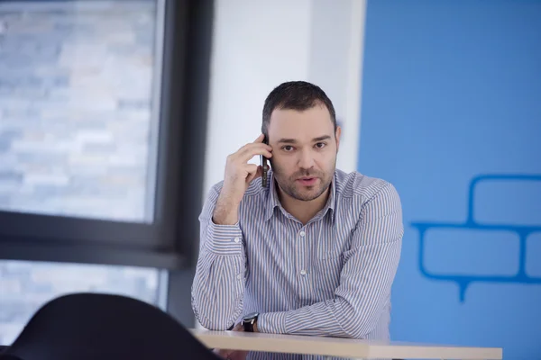 Zakenman praten via de telefoon in kantoor — Stockfoto