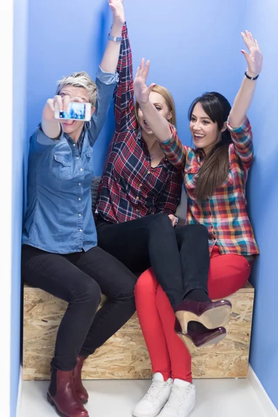 Grupo de empresarios en un espacio de trabajo creativo — Foto de Stock