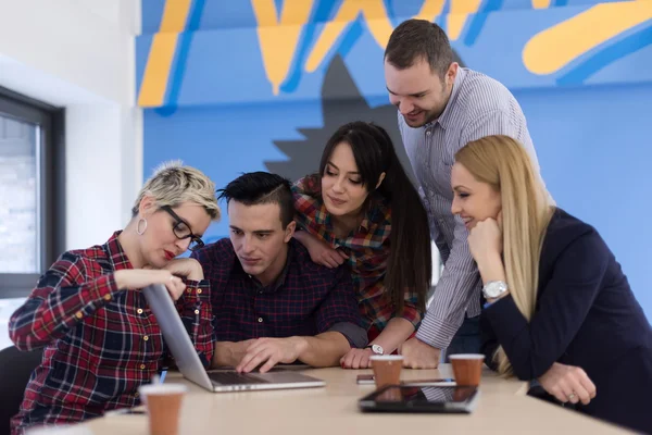 Opstarten bedrijf team op de bijeenkomst in moderne kantoren — Stockfoto
