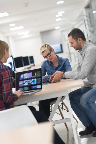 Opstarten bedrijf team op de bijeenkomst in moderne kantoren — Stockfoto