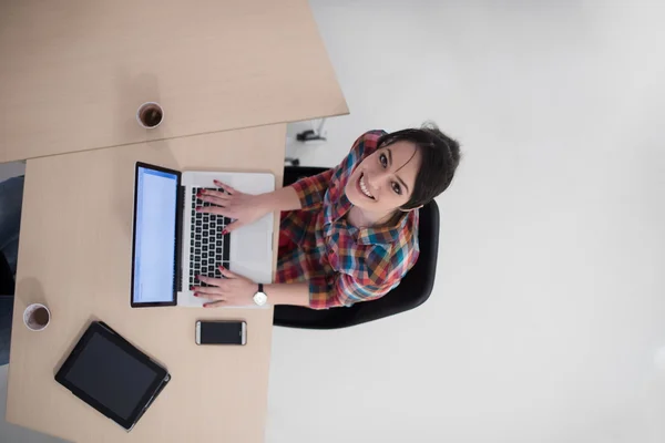 Draufsicht auf junge Geschäftsfrau, die am Laptop arbeitet — Stockfoto