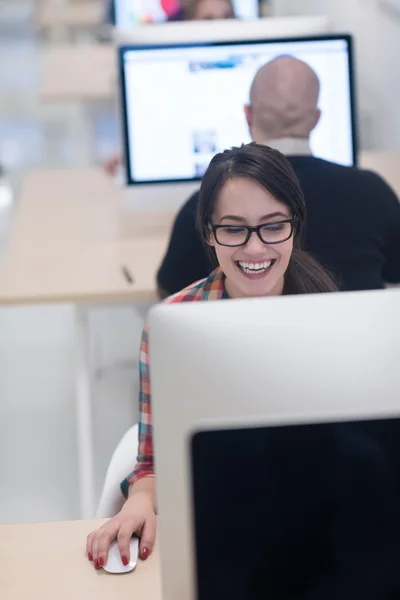 Startend bedrijf, vrouw die werkt op een desktopcomputer — Stockfoto